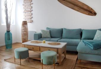 Le 8     Appartement cosy avec balcon vue sur mer allows 18 year olds to book a room