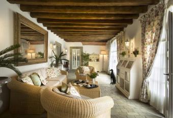 Villa Chianti Fornace by MC Luxury Rentals allows 18 year olds to book a room