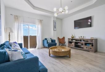 Airport Getaway has Balcony rooms