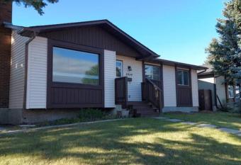 KATRINA'S HOME - Entire house rental allows 18 year olds to book a room