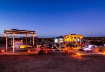 JTHAVN - Joshua Tree Remote Airstream Swing bed Stargazing! allows 18 year olds to book a room
