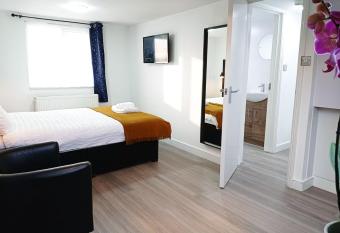 Mill Studio A - Self contained one bed studio flat allows 18 year olds to book a room
