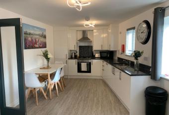 Harmony Court Luxury 2 bed apartment allows 18 year olds to book a room