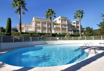 R  sidence standing Rivi  ra Golf Mandelieu allows 18 year olds to book a room