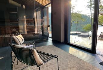 The Lake - Waterfront Villas Retreat has rooms with a private hot tub