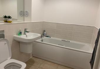 2 bedroom flat in the west end with lovely hosts has Balcony rooms