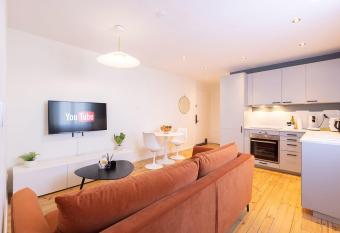 Emeraude, T2 design tout   quip   Ch  teaucreux-Gare allows 18 year olds to book a room