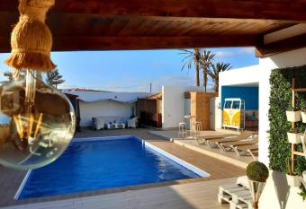 Habitaci  n en Casa Denube allows 18 year olds to book a room