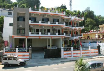 Aashriwad Hotel allows 18 year olds to book a room
