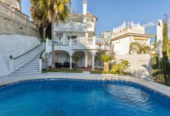 Villa Nerja has Balcony rooms