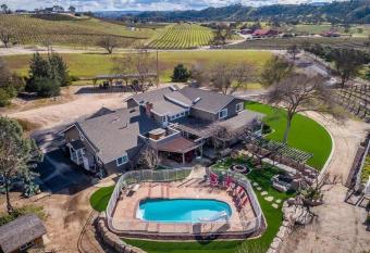The Vineyard Farmhouse Villa has rooms with a private hot tub