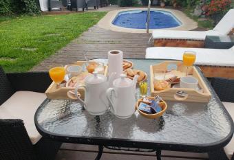 Miguel y Raul has rooms with a private hot tub