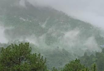 The Pine Trails I Serviced Villa I Open Air Lawn & Rooftop I Bonfire I Best Seller I Guaranteed Best Price I Kasauli By Exotic Stays has Balcony rooms