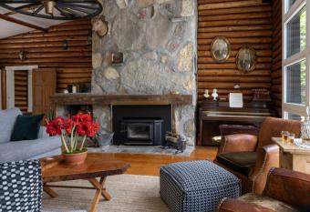 Coeur des Bois, au bord du Lac Chertsey has Balcony rooms