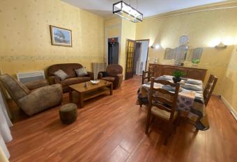 Chez Benjamin - Centre d Azay le Rideau has Balcony rooms