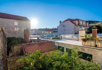 Deluxe Rooms with a terrace view at Old City Gate has Balcony rooms