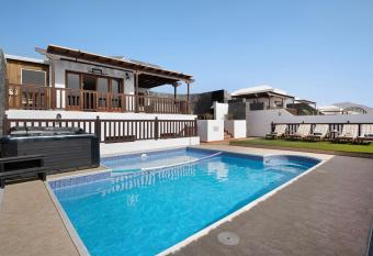 Villa Peaky has Balcony rooms