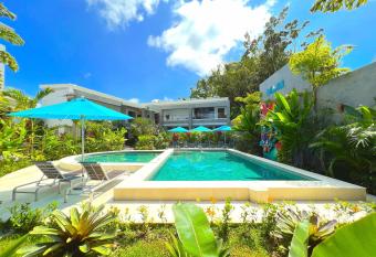 Hotel Naoz allows 18 year olds to book a room