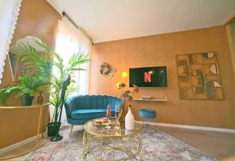 luxury room jacuzzi centre ville haut de gamme allows 18 year olds to book a room