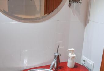 Ca La Prat has rooms with a private hot tub