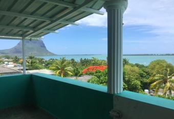 One bedroom apartement at La Gaulette 100 m away from the beach with sea view enclosed garden and wifi has Balcony rooms