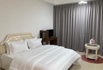 LIVINGSQUALITY allows 18 year olds to book a room