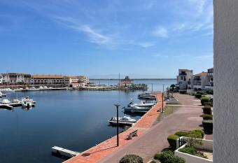 T2 sur Marina avec vue spectaculaire has Balcony rooms