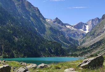 Le Refuge - Lourdes - Centre - Residence Serenity has rooms with a private hot tub