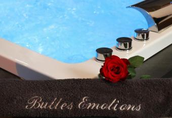 Bulles Emotions has rooms with a private hot tub
