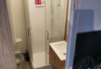 Studette de jeanne allows 18 year olds to book a room