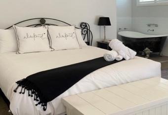 Chez Vous French Farmhouse Villa 4 allows 18 year olds to book a room