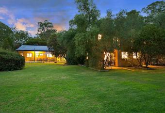 Chez Vous French Cottage - Pokolbin Hunter Valley! allows 18 year olds to book a room