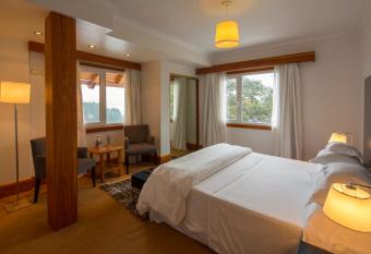 Hoster  a Isla Victoria Lodge allows 18 year olds to book a room