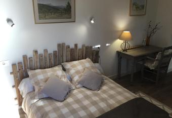 Petit cocon dans le Luberon allows 18 year olds to book a room
