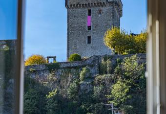 LE LYS- Appartement T3 tout equip  , spa, bagagerie, barbecue, aire des jeux vue imprenable sur le ch  teau de lourdes et proche du sanctuaire has rooms with a private hot tub