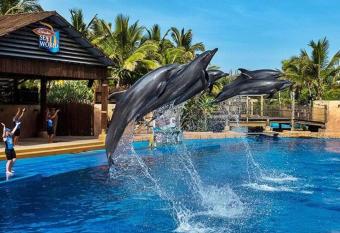 COZY LUXURY 3 BRM 4 BED has rooms with a private hot tub