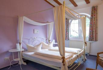 Apparthotel Dolgesheim allows 18 year olds to book a room