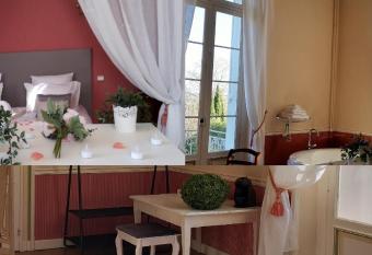 Ch  teau Marith - Etablissement climatis   avec Piscine allows 18 year olds to book a room