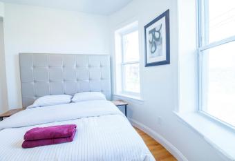 Sunny 4BD 1,5BTH Shared Apt in Roxbury allows 18 year olds to book a room