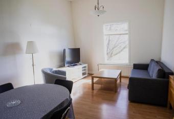 Sk  lholt Cottages has rooms with a private hot tub