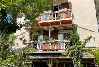 Chez Henri has Balcony rooms