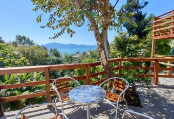 Red House - Casa com Linda vista do Mar has Smoking/Balcony rooms