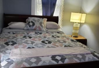 Royalbluecozy allows 18 year olds to book a room