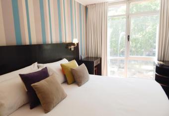 Ribera Sur Hotel allows 18 year olds to book a room