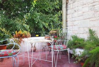 Departamento Parque Gral. San Mart  n y Aristides allows 18 year olds to book a room