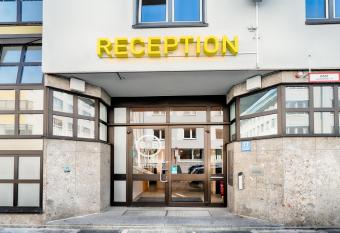 B&B Hotel M  nchen-Hbf allows 18 year olds to book a room