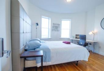 Bright and Spacious Newly Renovated 3BD 1,5BTH Shared Apt allows 18 year olds to book a room