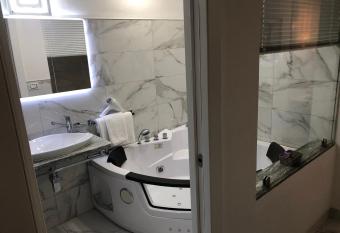 Il nido degli angeli allows 18 year olds to book a room