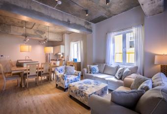 La Casa Amarilla Apartments has rooms with a private hot tub