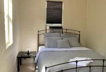 Cute Private Room - Close to airport & Free parking 01 allows 18 year olds to book a room